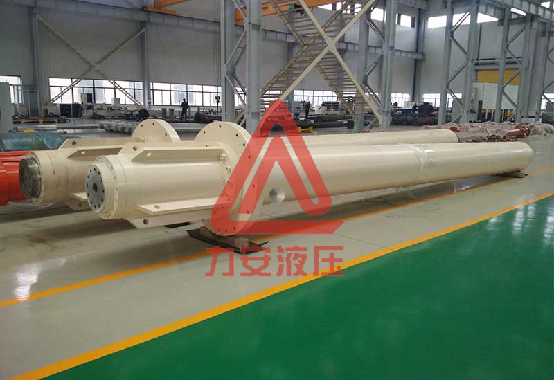 Oil guide cylinder in casting machine