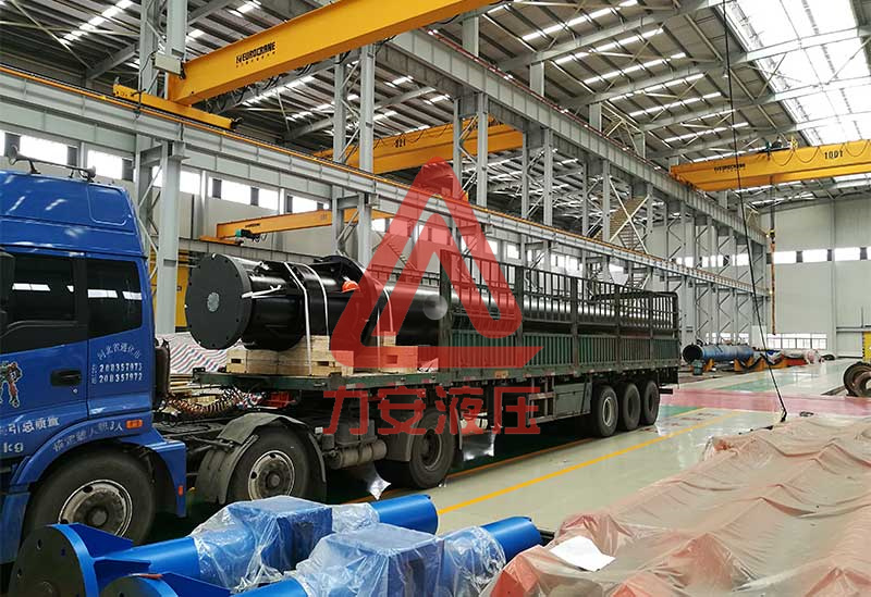 Oil guide cylinder in casting machine
