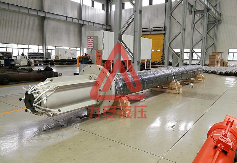 Oil guide cylinder in casting machine