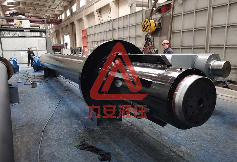 Oil guide cylinder in casting machine
