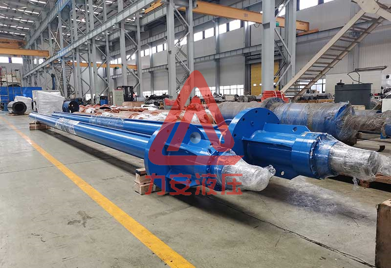 Oil guide cylinder in casting machine